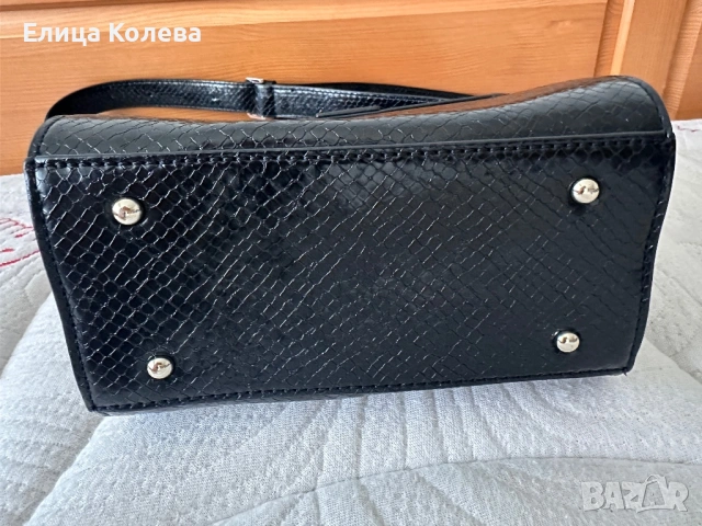 Guess черна дамска чанта, снимка 4 - Чанти - 54293284