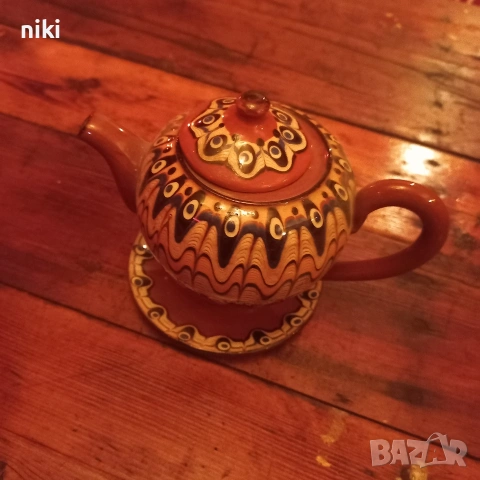 Керамичен чайник със чаша и чинийка., снимка 2 - Антикварни и старинни предмети - 54193634