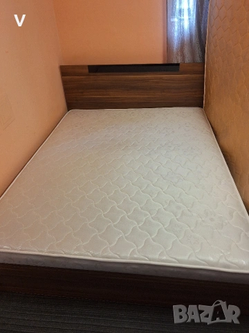Спалня с матрак и повдигащ механизъм 
