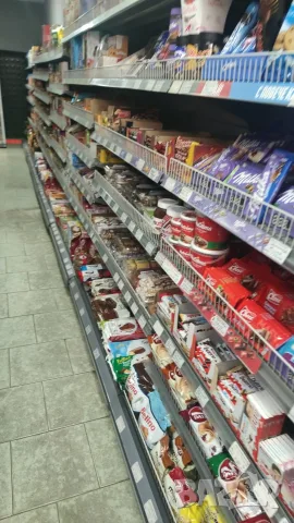 Метални стелажи за търговски обект