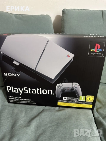 PlayStation 5 30th Anniversary Limited Edition Bundle + 2 броя лимитирани контролери и зарядна станц