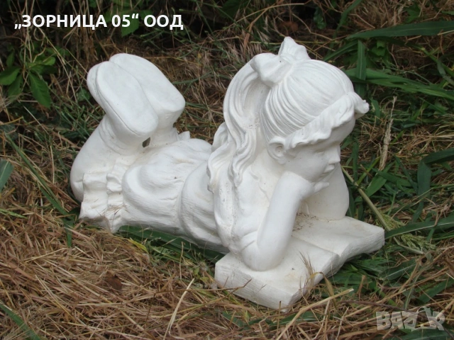 Масивна градинска статуя „Момиченце с книга“