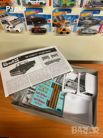 Сглобяем модел Revell 1966 Chevy Fleetside Пикап, снимка 4 - Коли, камиони, мотори, писти - 55094002