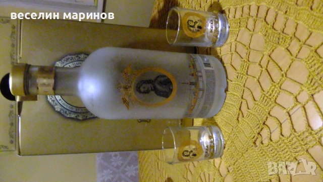 Продавам опзлатена стъклена бутилка от водка с две чаши за водка, снимка 4 - Антикварни и старинни предмети - 54746586