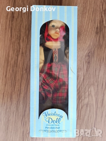 Чисто нова колекционерска порцеланова кукла Heirloom Doll (в кутия) 