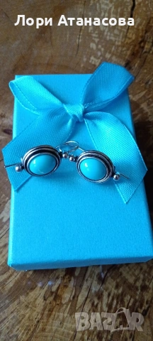 Тюркоазени обеци овални с изискан финес. Фините тюркоазени камъни са в морско свежо синьо