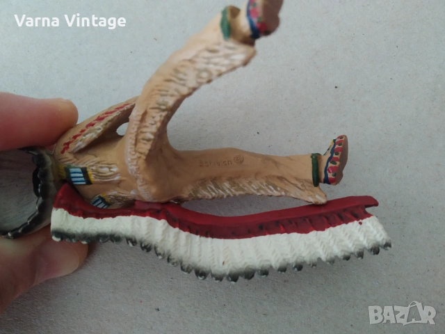 Колекционерска фигурка индианец Индиански вожд Сиу. Schleich Германия., снимка 3 - Колекции - 54200020