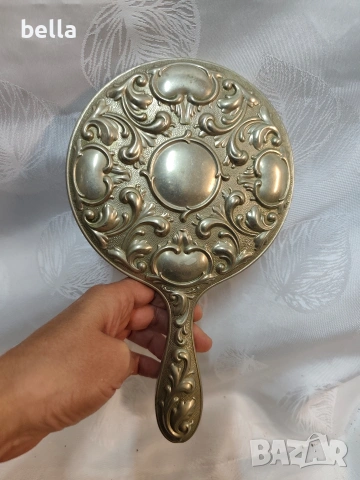 Ретро тоалетно огледало за ръка в бароков стил. 