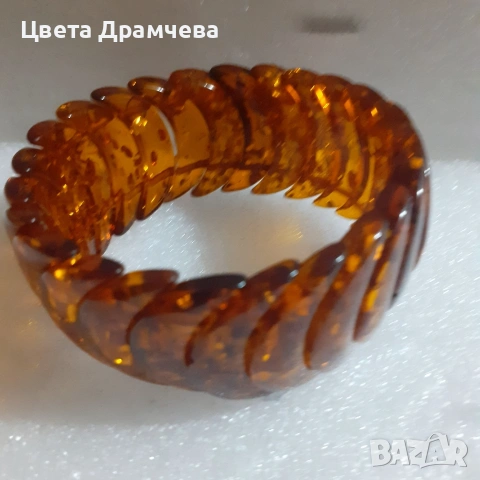 Красиви елегантни гривни.