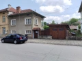Къща с двор и гараж , снимка 1