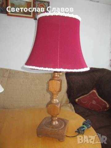 Висока и масивна дизайнерска настолна лампа с различни шапки