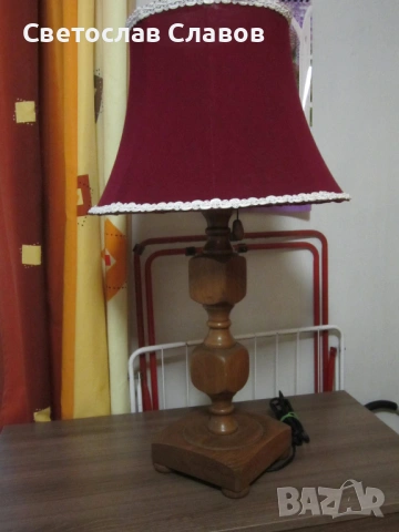 Висока и масивна дизайнерска настолна лампа с различни шапки