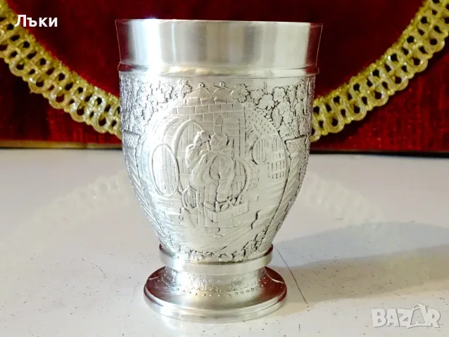 Калаена чаша за вино с картини на Eduard von Grützner. 