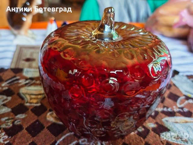 Много красива стъклена Ягода , снимка 2 - Антикварни и старинни предмети - 54714072