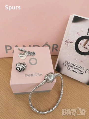 Оригинална гривна Pandora + 2 оригинални висулки + кутия и сертификат, снимка 2 - Гривни - 55062322