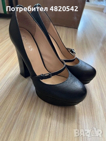 Обувки на марката GUESS