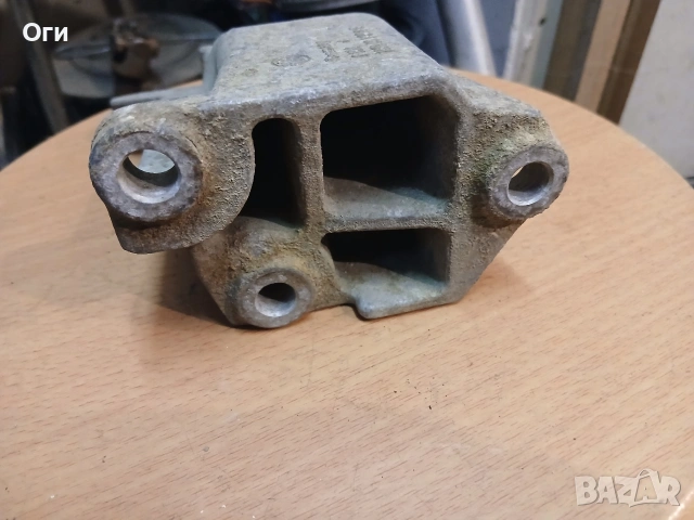 Конзола / лапа двигател за Фолксваген Голф 3 1.4 и 1.6 1H0 199 354 E, снимка 2 - Части - 54111755