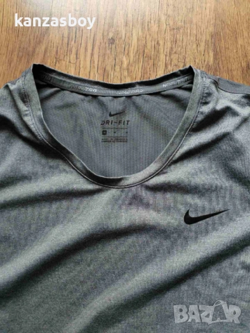 NIKE pro - страхотна дамска тениска M КАТО НОВА, снимка 2 - Тениски - 54189335