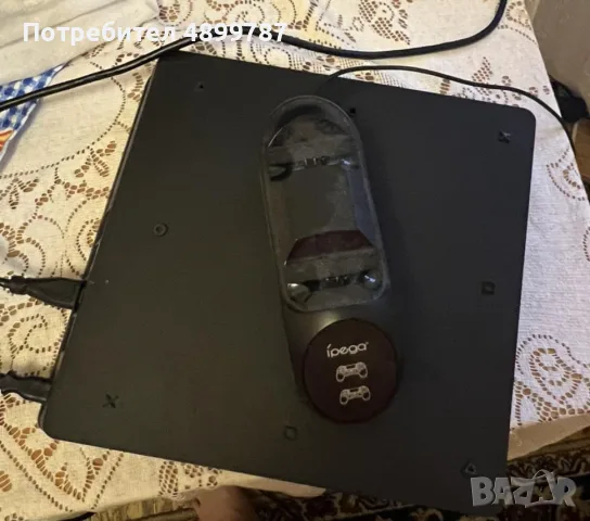 Продавам PS 4 slim с 2 бр. джойстика и станция за зареждане, снимка 3 - PlayStation конзоли - 55436441
