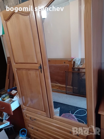 Гардероб масив дъб с огледало и чекмеджета , снимка 2 - Гардероби - 55132129