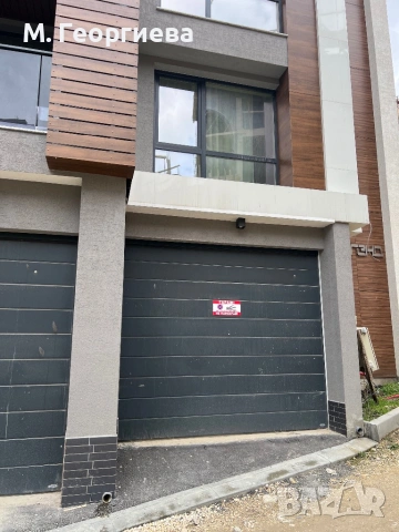 Самостоятелен гараж под наем - кв. Левски, до Терапията, снимка 2 - Гаражи и паркоместа - 54095852
