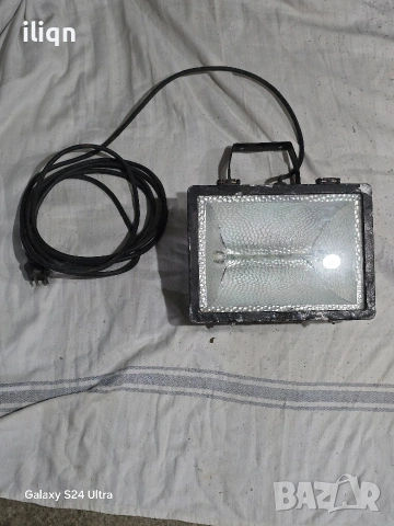 5 метра кабел. 1000W. Това е Bos Elektro халогенен прожектор с мощност 1000W 