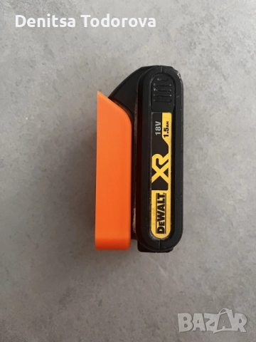 Държач за батерии DeWalt 18V / 20V MAX | Стенна поставка | Органайзер за работилница, снимка 5 - Винтоверти - 55047548