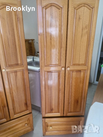 Продават се 2 броя чамови гардероби
