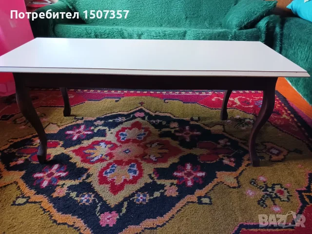 Ретро холна маса с извити дървени крака