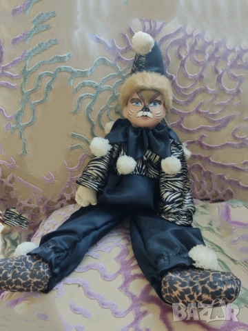 Винтидж колекционерска порцеланова кукла Котка-Арлекин-шут