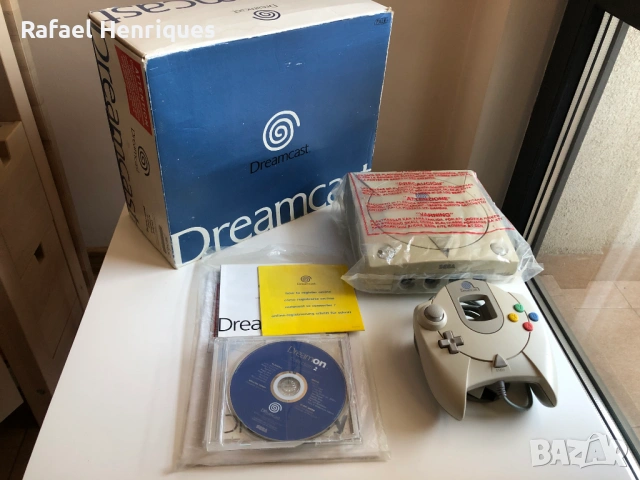 В кутия Sega Dreamcast с оригинален контролер