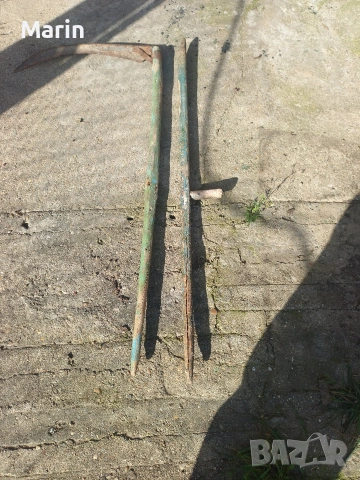 стара коса за косене и две кобилици