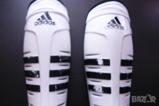 Футболни кори Adidas футбол калци протектори спорт топка гол бяло черно спортист футболист обувки, снимка 3 - Футбол - 54372321