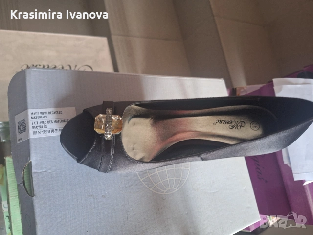 нови обувки от сатен 