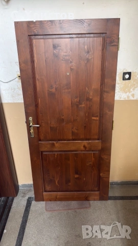 Входна врата от масивно дърво
