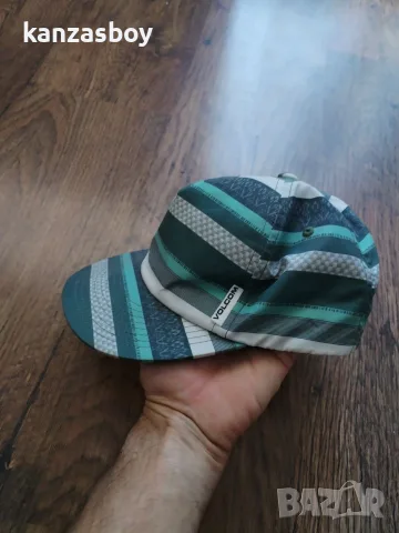 Volcom - страхотна юношеска шапка , снимка 2 - Шапки - 55304047