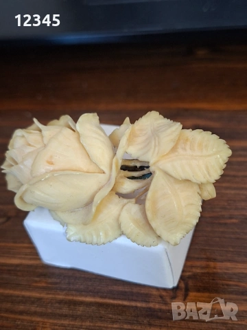 Стара красива релефна брошка от кост, снимка 4 - Други - 54112039