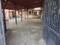 Продава се къща с помещение за бизнез на снимките се вижада само предния двор с голяма веранда , снимка 4