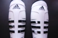 Футболни кори Adidas футбол калци протектори спорт топка гол бяло черно спортист футболист обувки, снимка 3